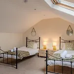Rosemill - Large Pet Friendly Home With Off Road Parking