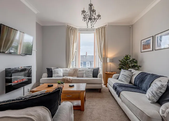 Rosemill - Large Pet Friendly Home With Off Road Parking