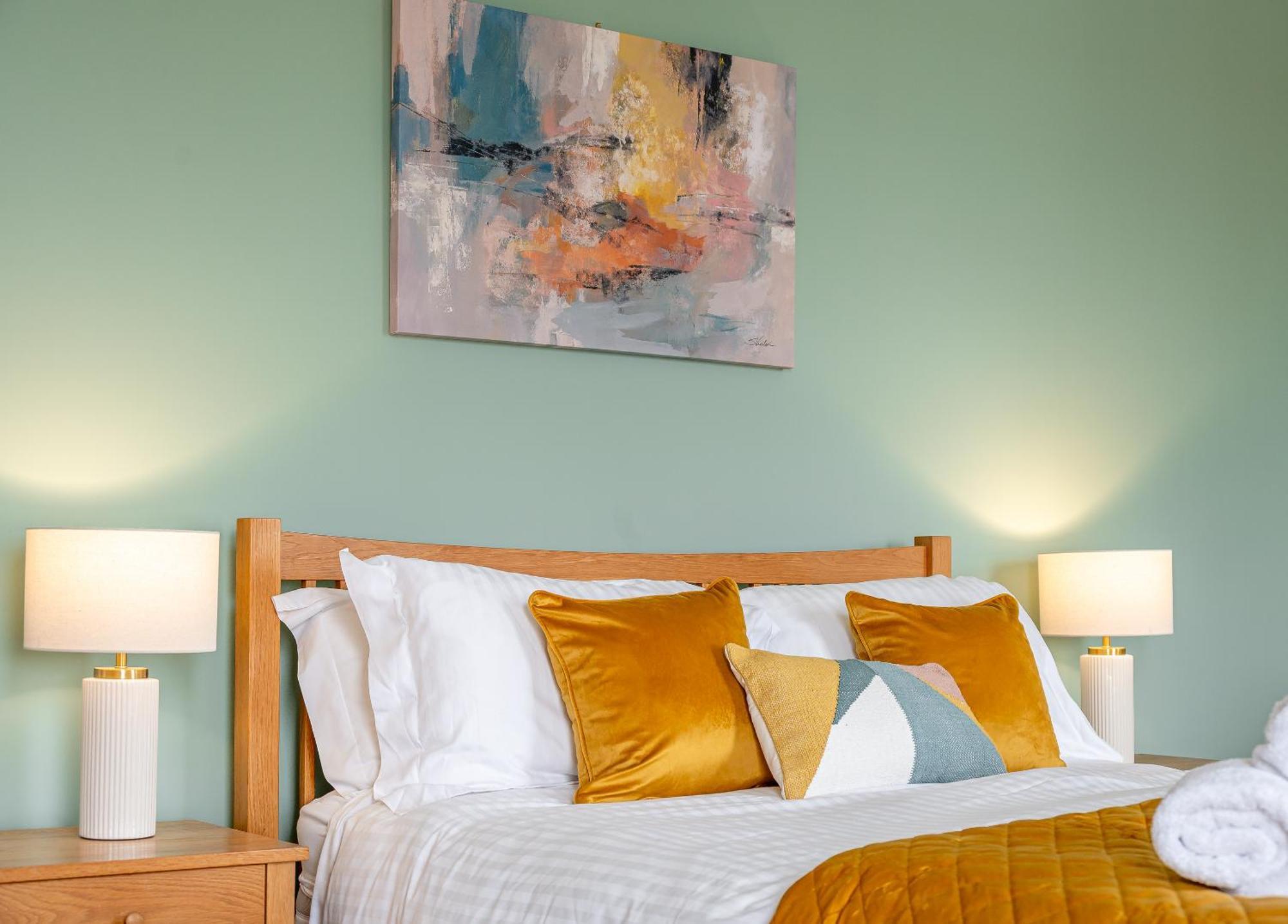 Rosemill - Large Pet Friendly With Off Road Parking *
