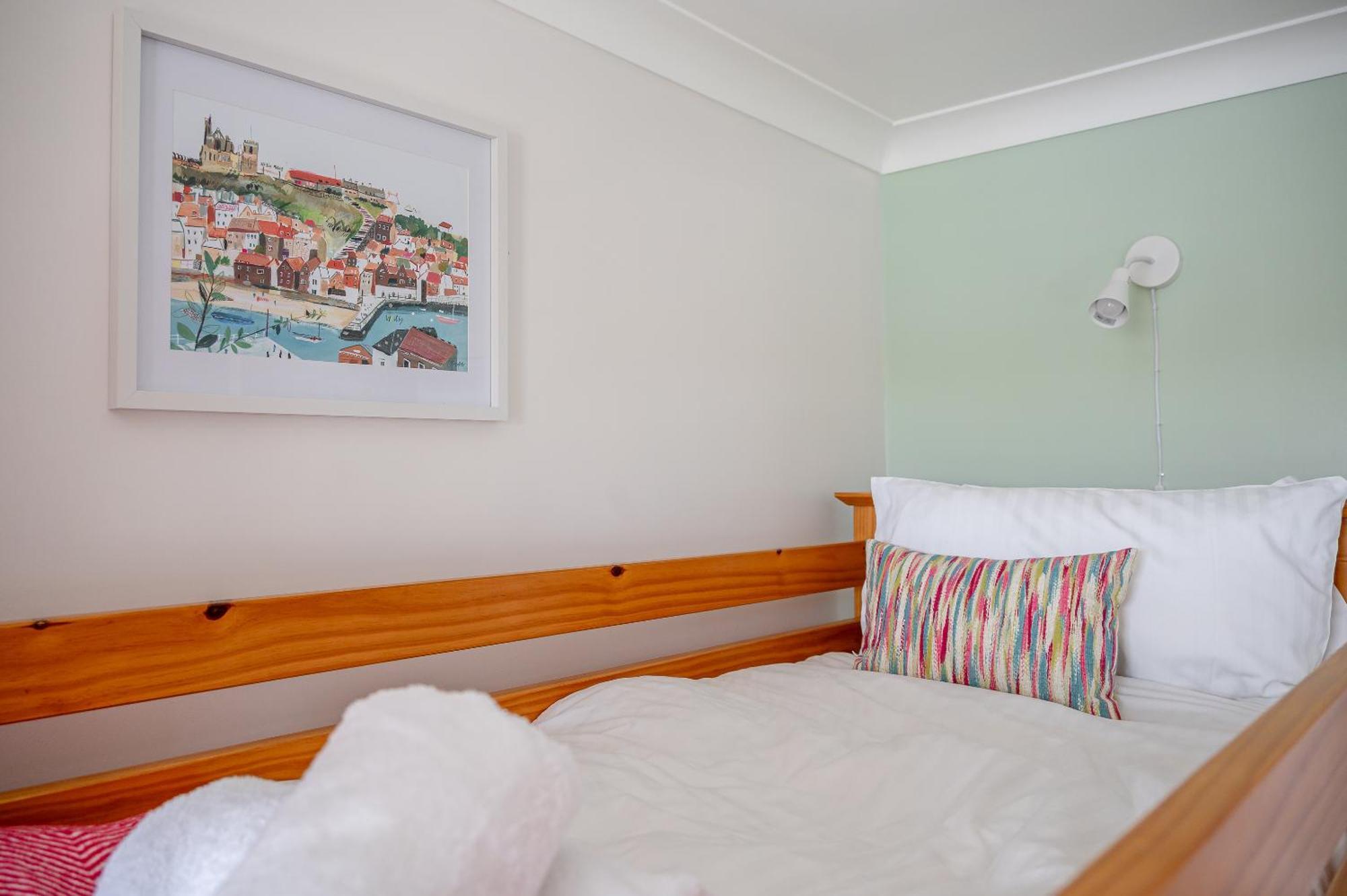Rosemill - Large Pet Friendly With Off Road Parking Whitby