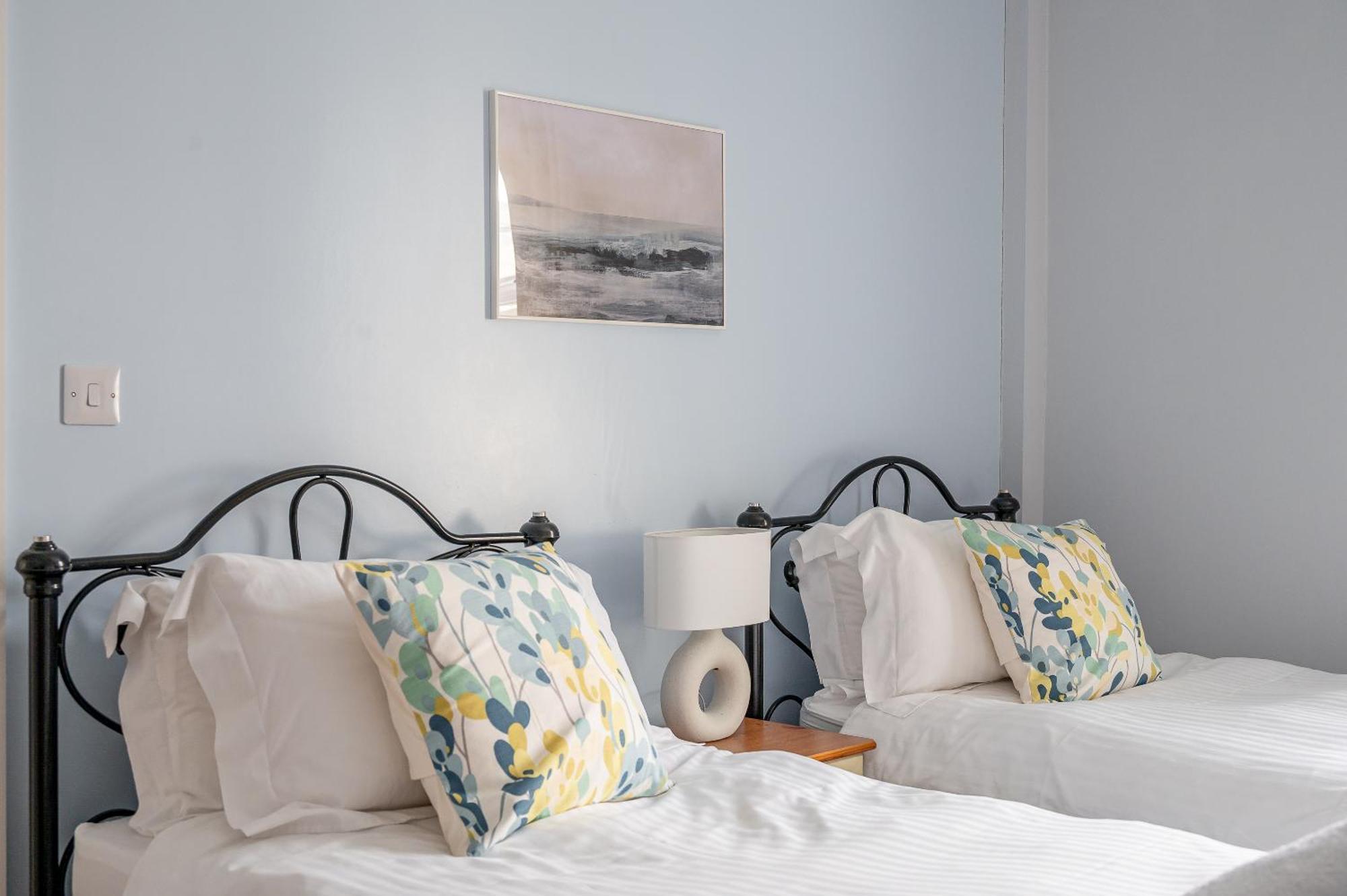 Rosemill - Large Pet Friendly With Off Road Parking Whitby
