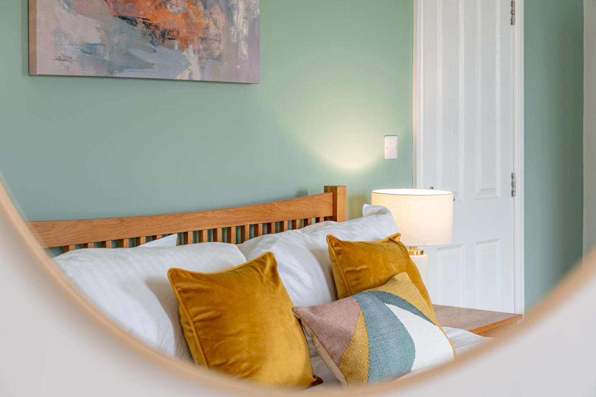 Rosemill - Large Pet Friendly With Off Road Parking