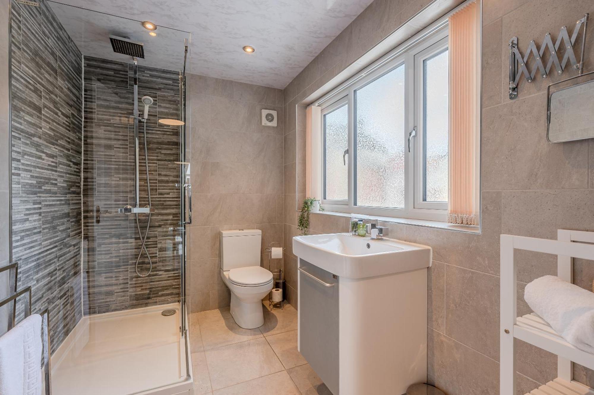 Rosemill - Large Pet Friendly With Off Road Parking *