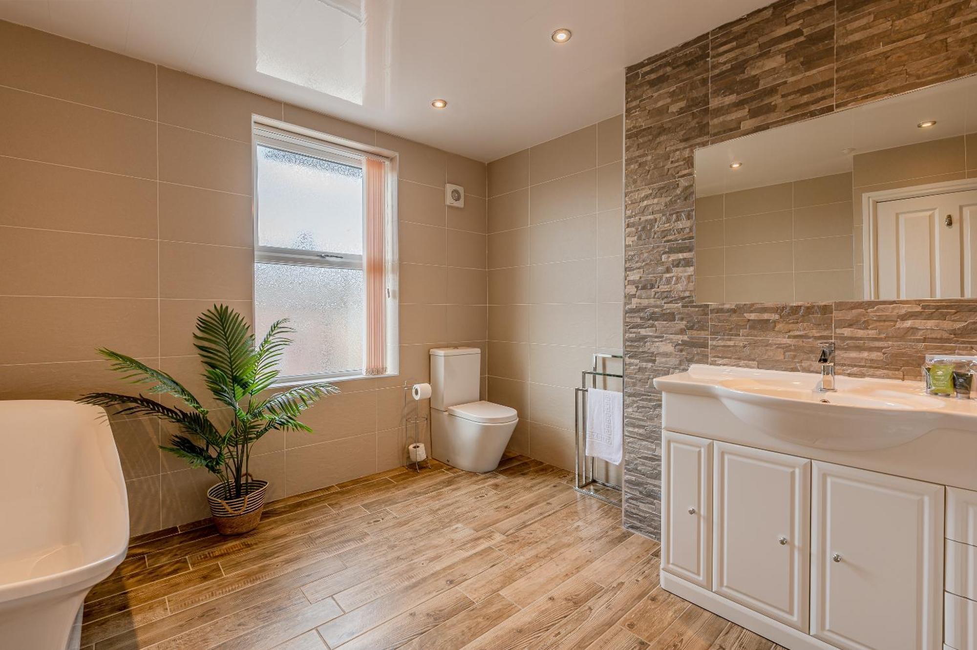 Rosemill - Large Pet Friendly With Off Road Parking Holiday home *