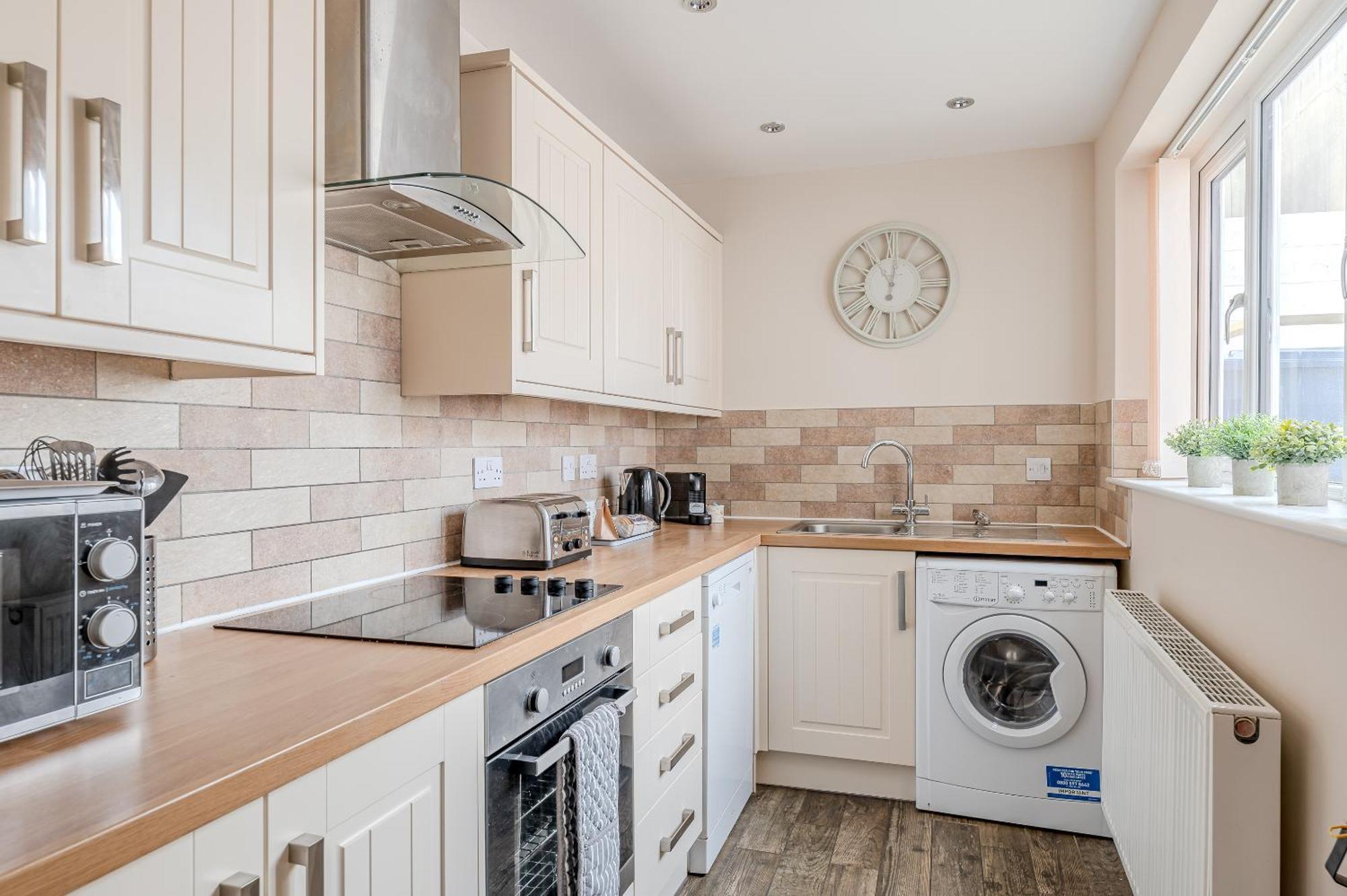 Rosemill - Large Pet Friendly With Off Road Parking Whitby