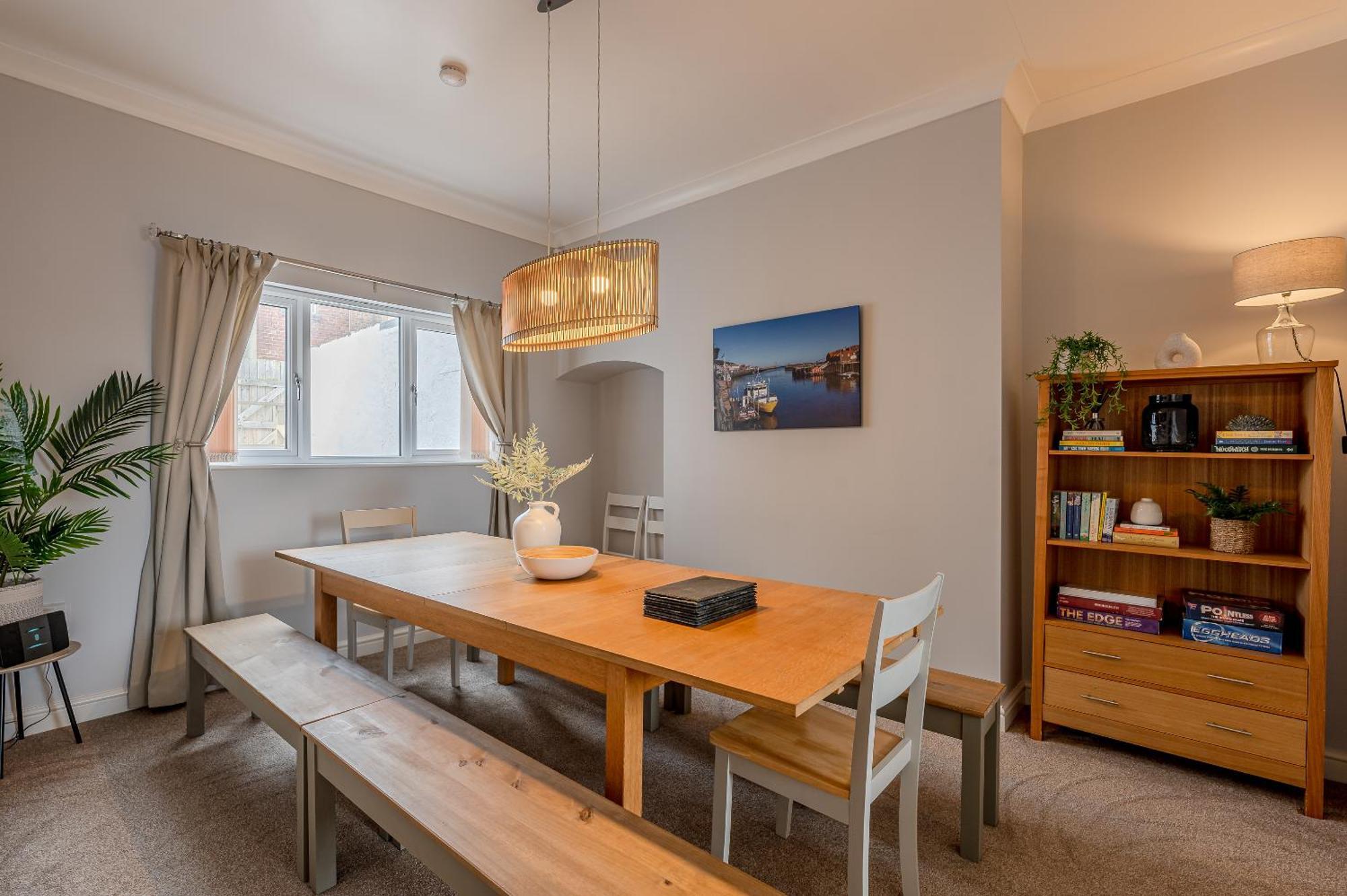 Rosemill - Large Pet Friendly With Off Road Parking Whitby